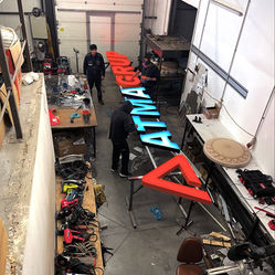 Een kijkje achter de schermen bij onze eigen in house productie. Gewoon hier, in Europa.