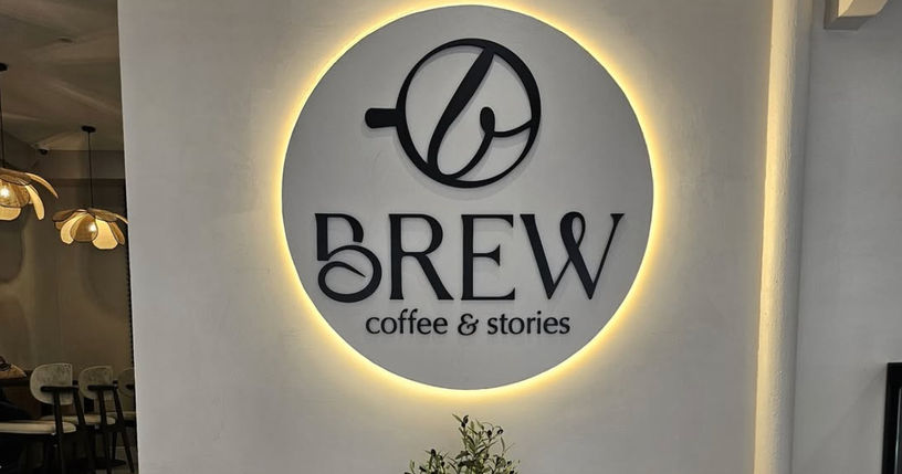 Verlicht Logo aan de muur voor een café. Custom Sign met LED-verlichting.