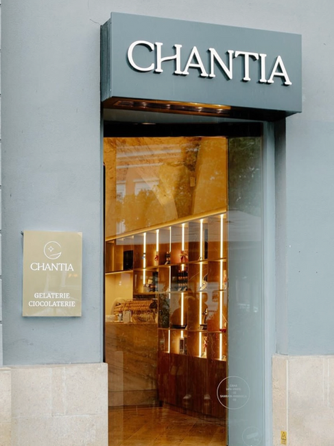 Stijlvolle gevelletters voor ijssalon in de winkelstraat