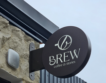 Lichtgevend logo sign: stijlvol uithangbord (lichtbak) van een koffietent