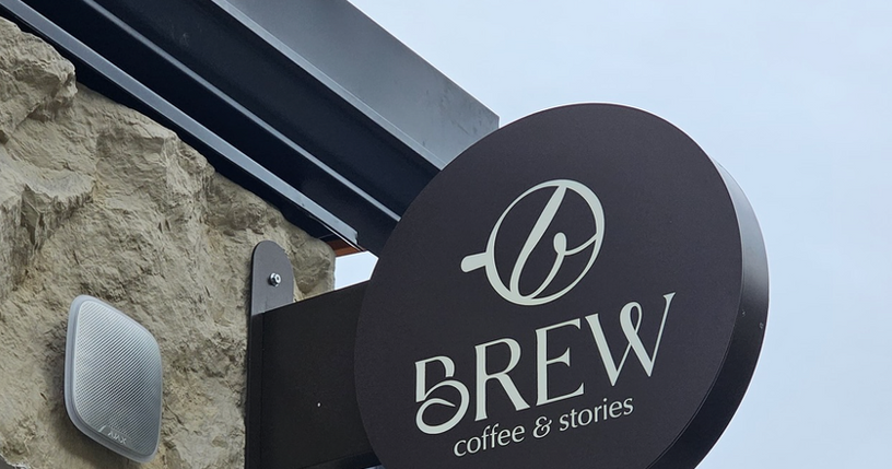 Verlicht logo. Dit stijlvolle uithangbord is op maat gemaakt. Duurzame LED-verlichting.