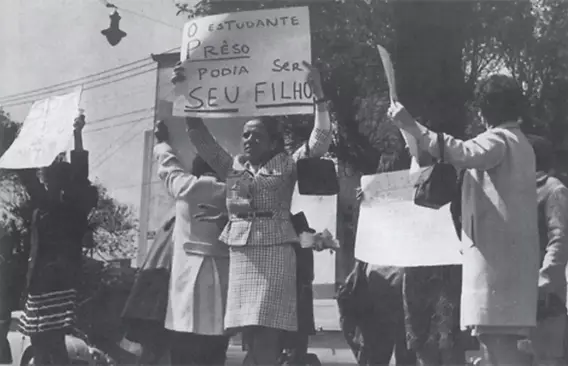 3---Protesto-de-maes-de-prisioneiros-e-prisioneiras-em-frente-ao-presidio-Tiradentes-1536x