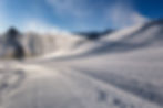 Frisch präparierte Skipiste in der verschneiten Bergwelt des Montafon