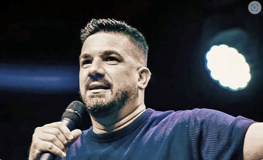 Pastor Felippe Valadão é indiciado por intolerância religiosa após ataque a religiões afro em evento oficial no RJ