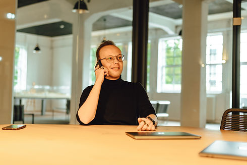 Recruiter während eines Telefonates