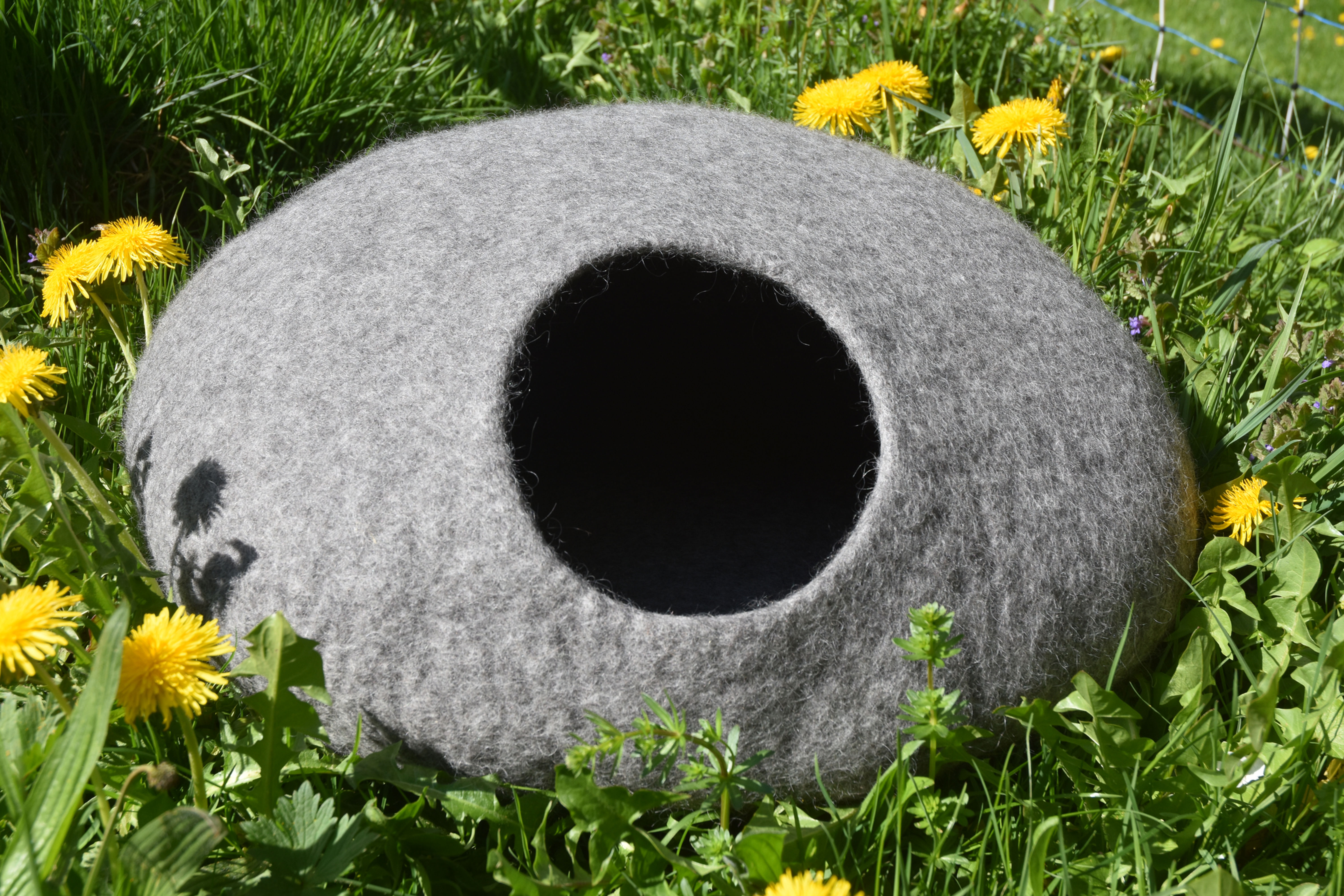 Schlichte und stilvolle Katzenhöhle, hand gefilzt, reine Gotlandschafwolle