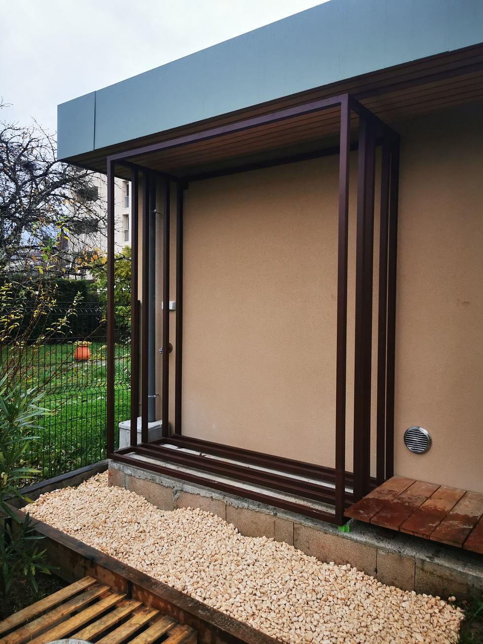 Fabrication et pose d'un range bûche