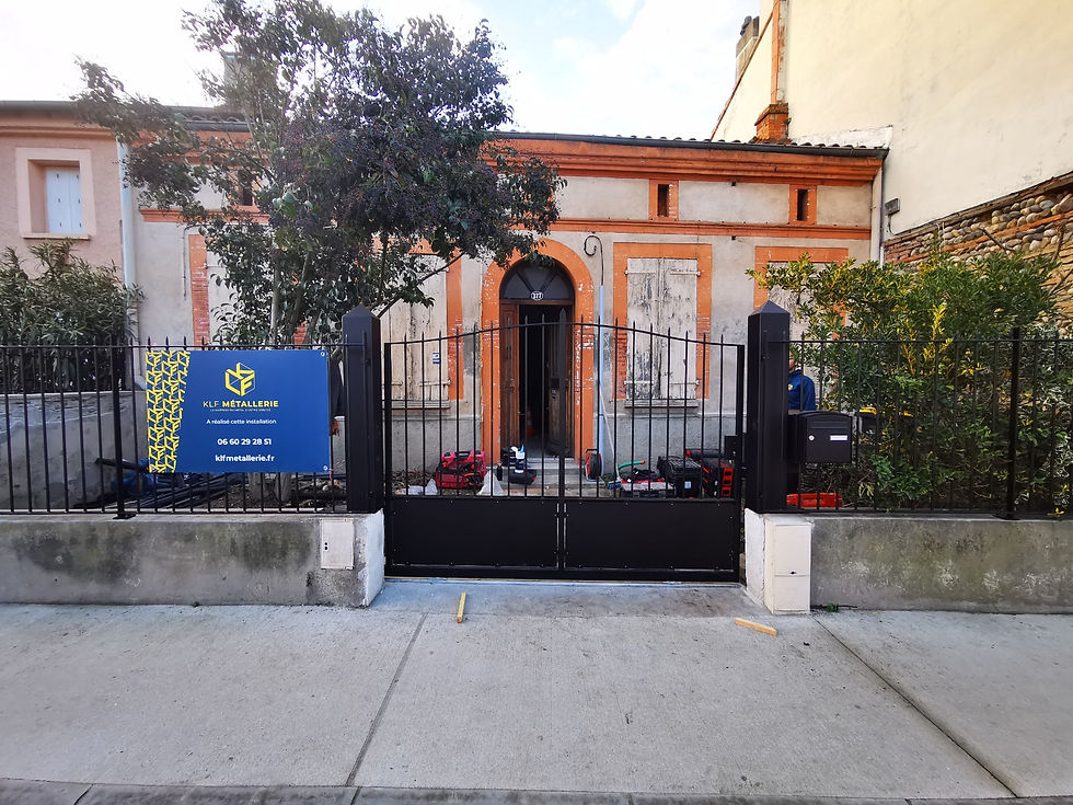 Fabrication et pose d'un portail coulissant chapeau de gendarme, et de grilles de défense