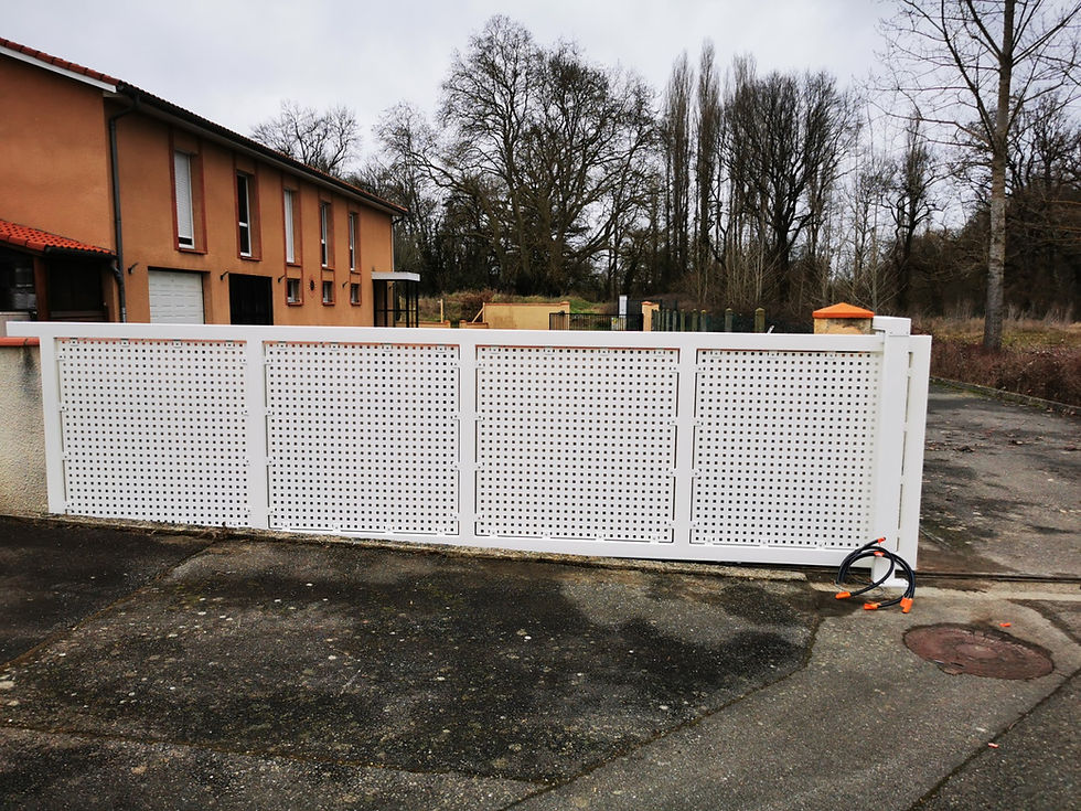 Fabrication d'un portail en tôle perforée