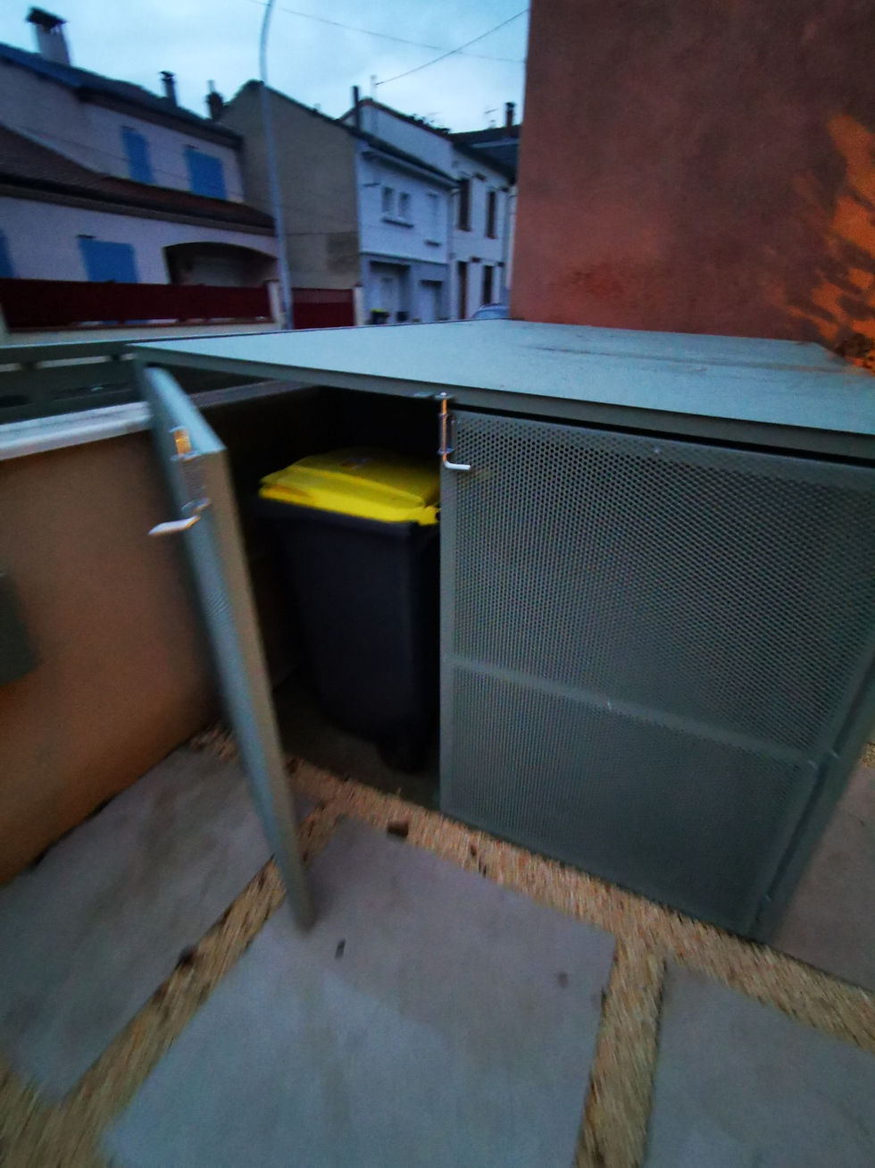 Création d'un abri de poubelle