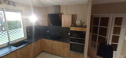 Pose d'une cuisine, en veillant à un montage soigné et à une intégration parfaite dans l'espace.