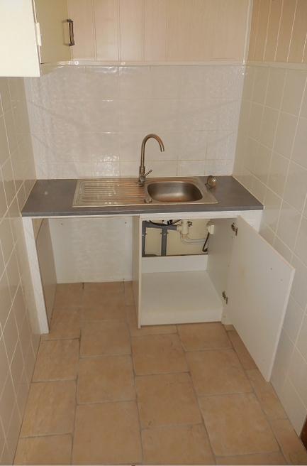 Pose d'une kitchenette, permettant d'optimiser l'espace restreint.