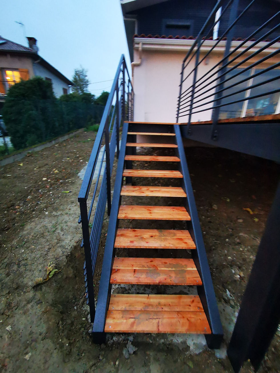 Création complète et pose d'une structure pour une terrasse acier/bois, avec deux escaliers d'accès