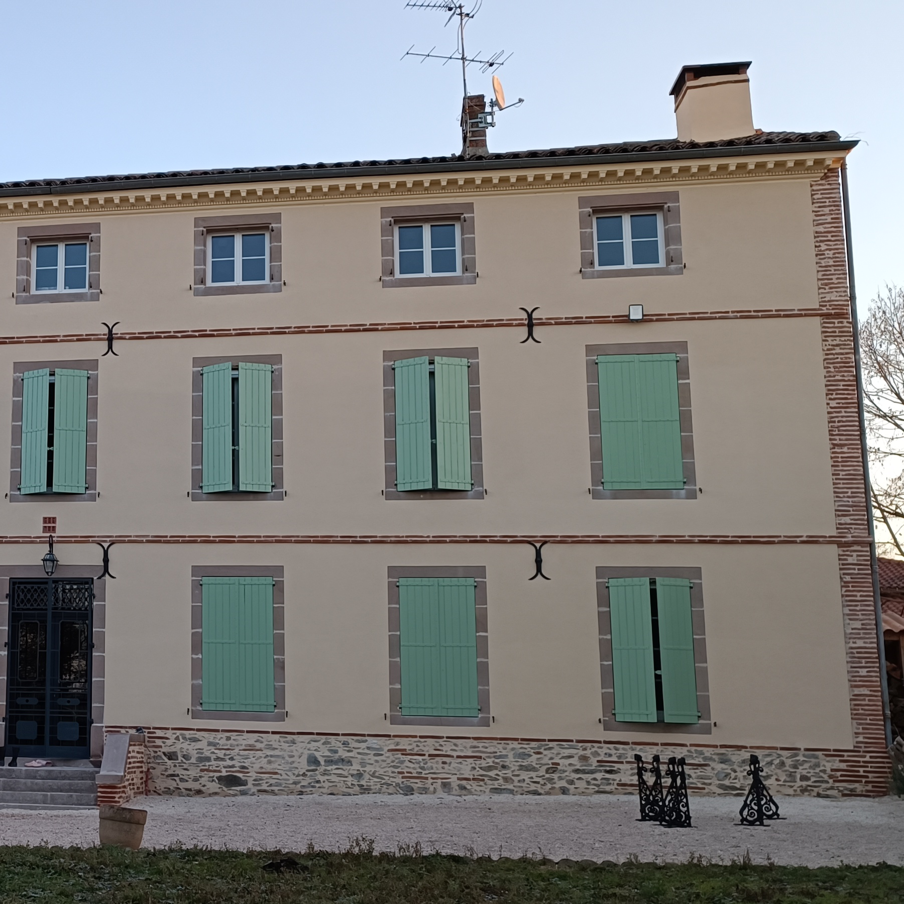 Façade rénovée d’une maison de maître sur les hauteurs d’Albi avec architecture de caractère et mise en valeur des éléments anciens.