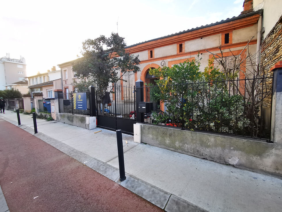 Fabrication et pose d'un portail coulissant chapeau de gendarme, et de grilles de défense