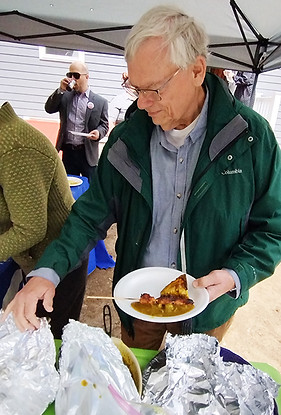 1688 - Tom getting food.jpg