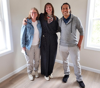 1688 - family friends in new home.jpg