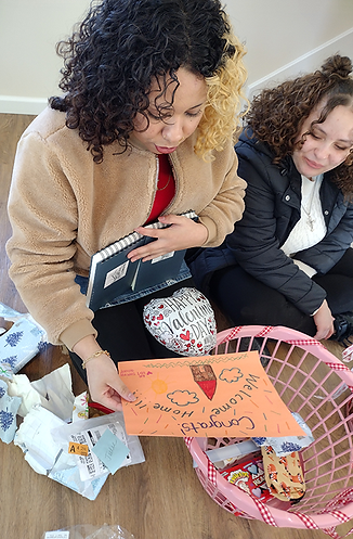 Jaelee looks at kindness club sign, Brianna next to her.png