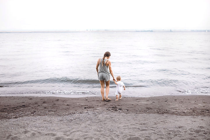 Mãe e bebê na praia