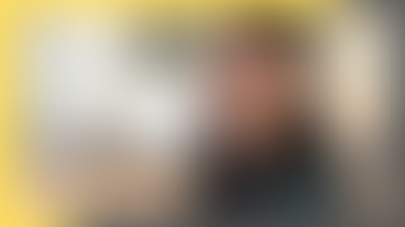 Dans le paysage entrepreneurial orléanais, de nombreux talents se distinguent par leur audace, leur créativité et leur capacité à relever de nouveaux défis. C’est le cas d’Amélie Raveneau, graphiste et illustratrice indépendante chez Sparkle Graphisme, qui a fait le choix courageux de se lancer à son compte il y a presque un an. Un parcours récent, mais déjà riche en expériences et en projets sur mesure, qui illustre parfaitement l’esprit d’innovation locale. Orléans Capitale vous propose de découvrir cette jeune entrepreneure passionnée, son cheminement, son métier, ainsi que ses méthodes et valeurs singulières.