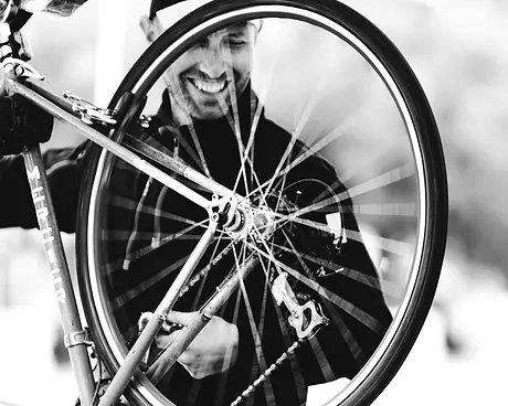 Révision d'un vélo (changement de patins, dévoilage de roues, changement de chaine, changement de pneus et de chambres à air)