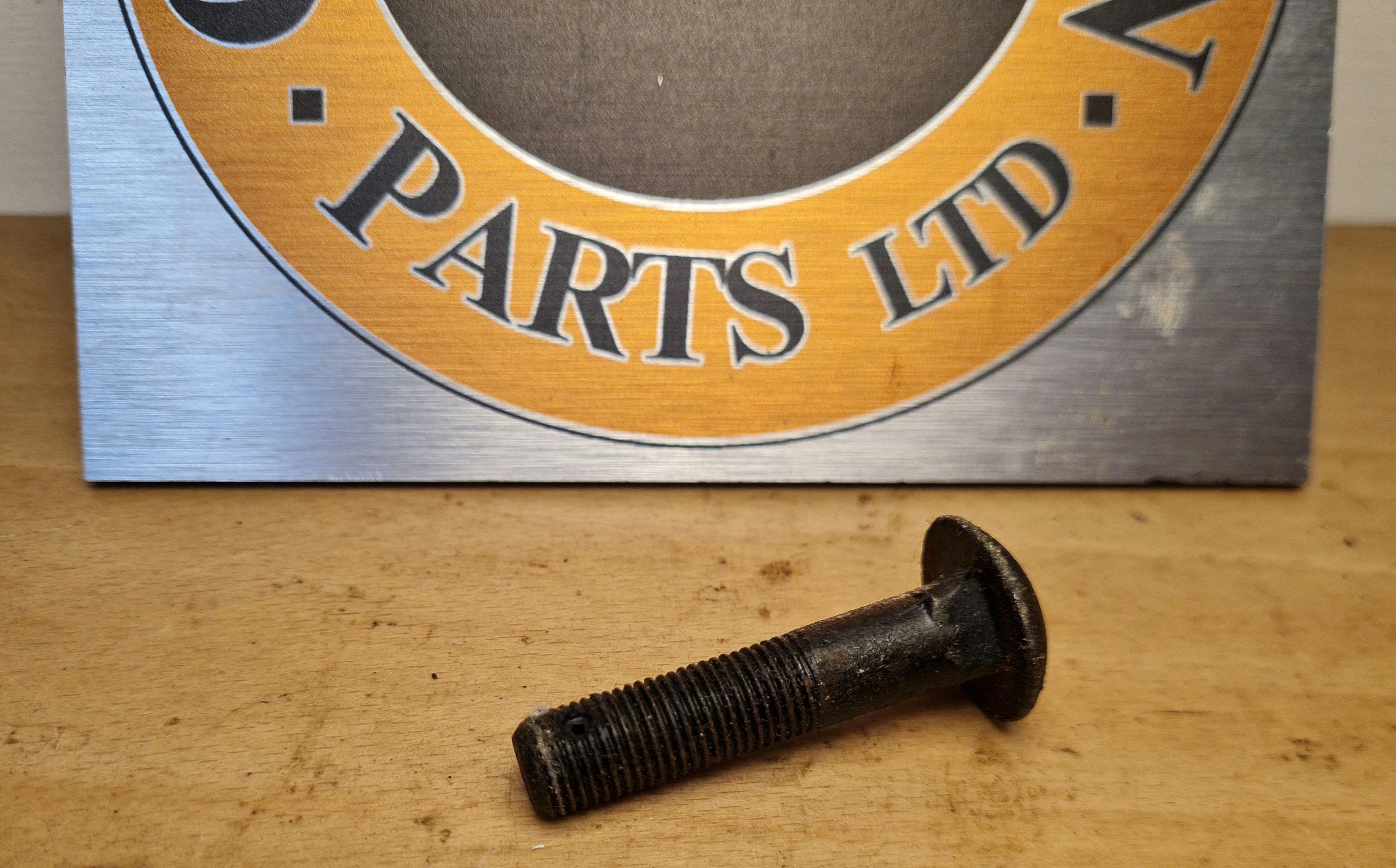 Boulon de fixation du moteur, avant (NOS)