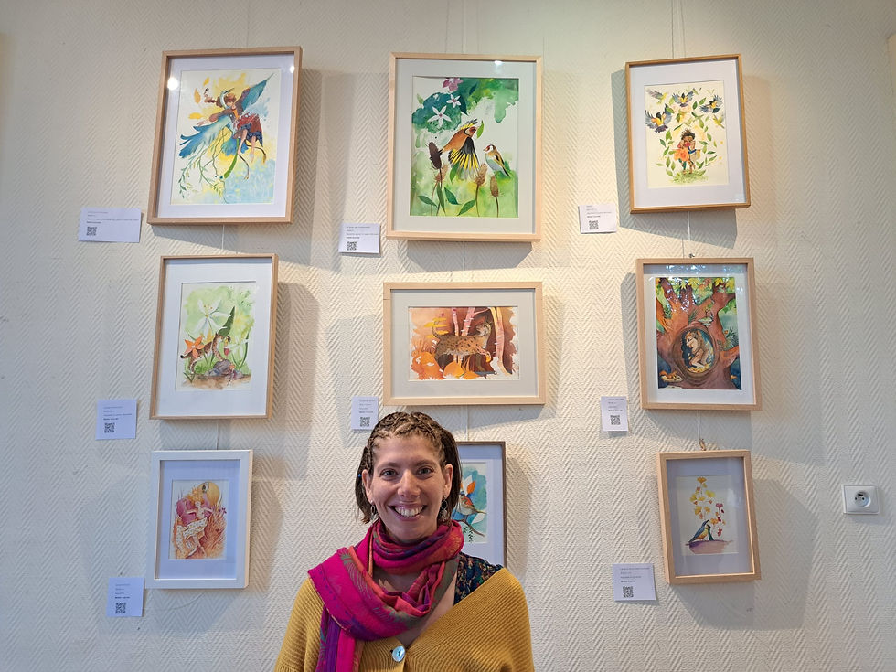Portrait de l'illustratrice Marine Gauvain devant ses illustrations exposées à l'hôtel de Mézière, à Eaubonne.