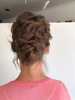 Chignon sur cheveux courts