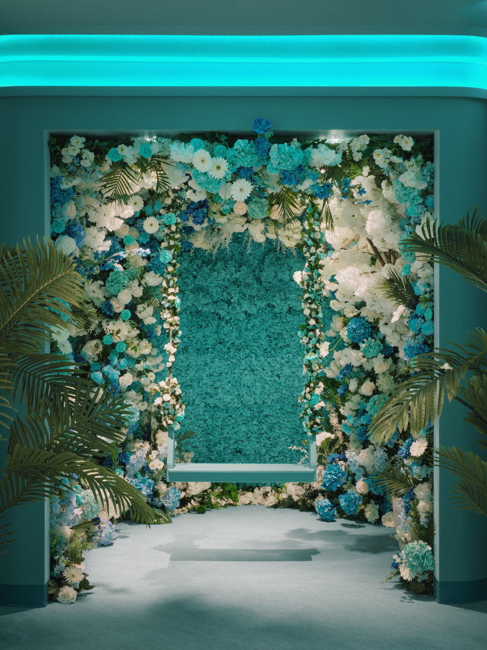 Entrée fleurie turquoise. Arch floral bleu et blanc. Décoration de mariage élégante.