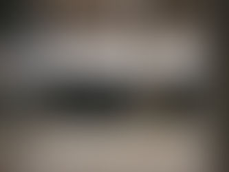 un entrepreneur au centre d'un chantier 