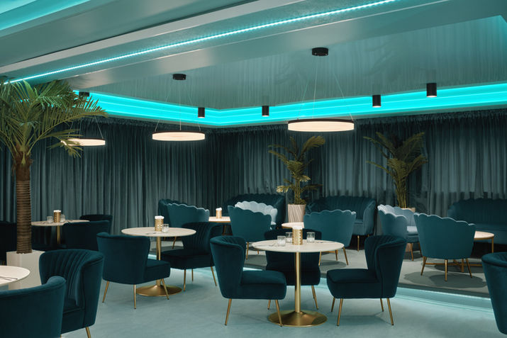 Intérieur de café avec des tables et chaises, ambiance détendue, SOLIDO.