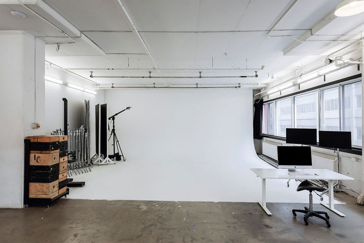 Grand studio de photographie blanc avec équipement et un bureau, SOLIDO.