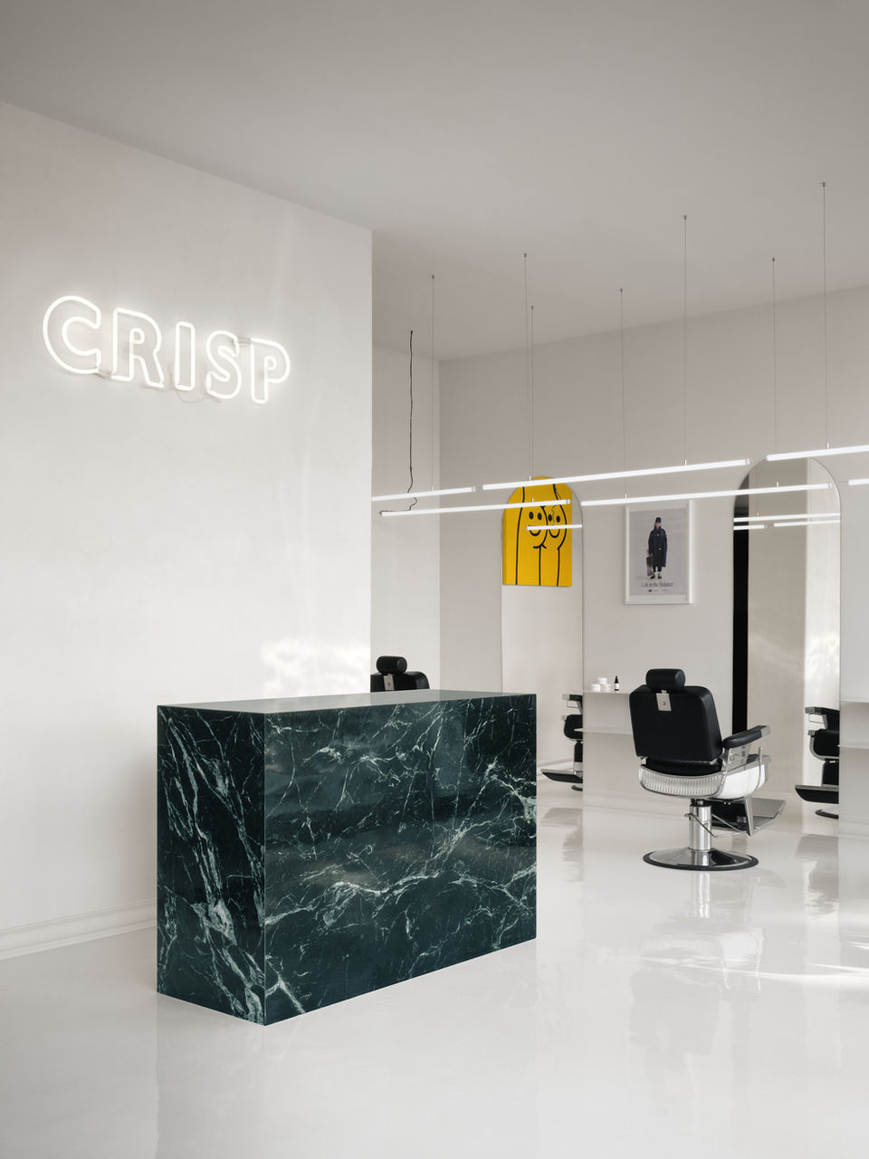 Un bureau de réception élégant avec le logo « GEMME », décor minimaliste SOLIDO.
