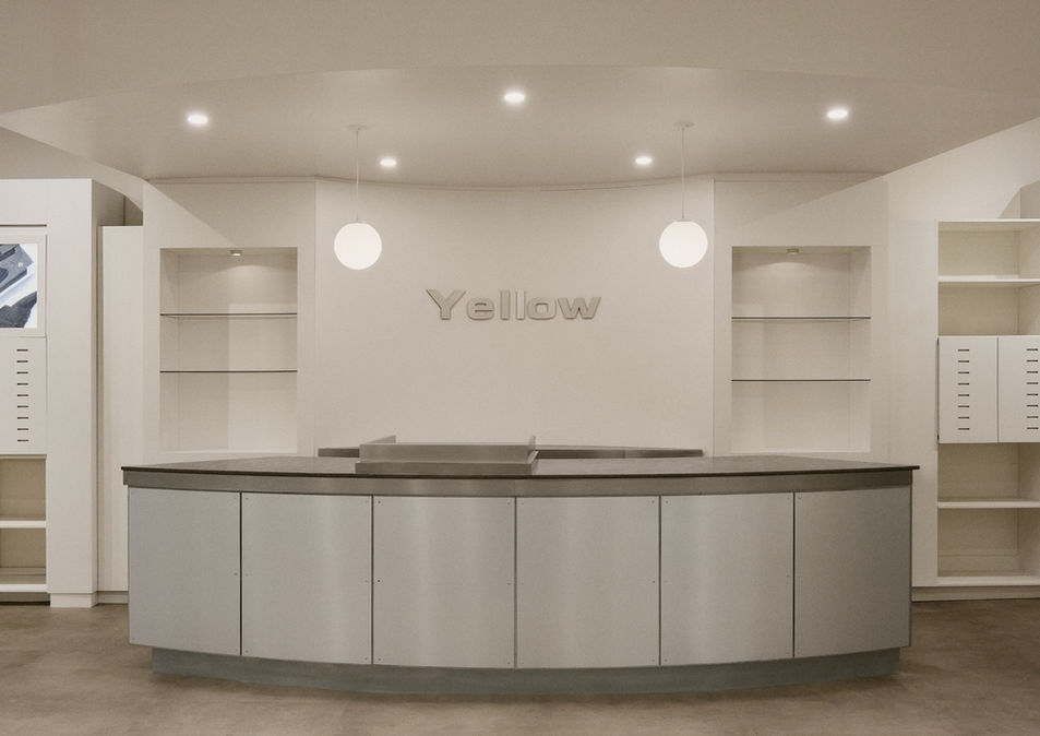 Intérieur de réception « Yellow » avec comptoir et étagères. YELLOW CHARLESBOURG et SOLIDO.