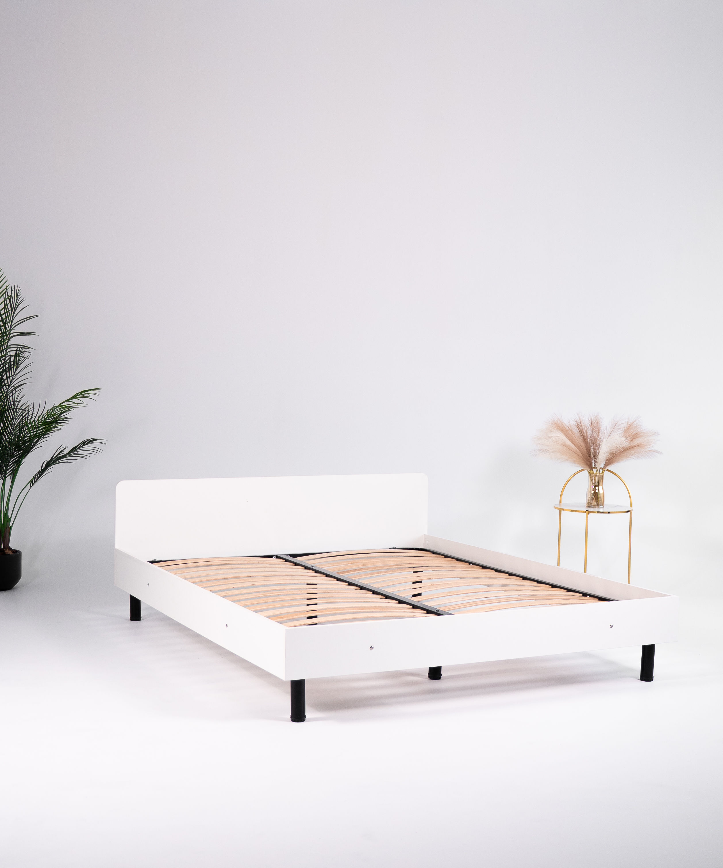 Łóżko dwuosobowe na metalowych nogach