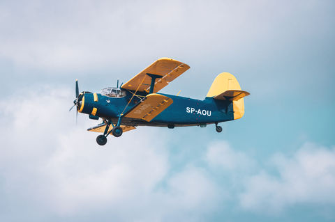 Samolot transportowo-pasażerski An-2 Antek, przewozi spadochroniarzy do strefy skoku