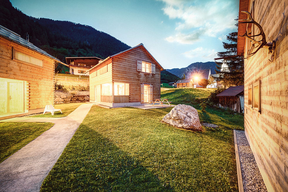 CASALPIN Chalet und Kirche im Sommer bei Nacht