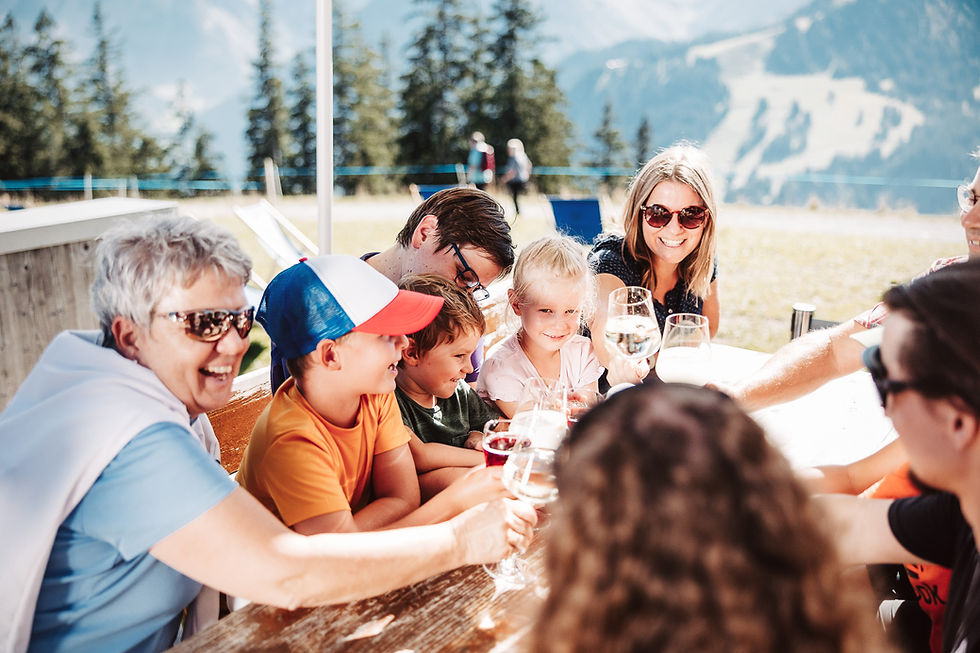 Fröhliche Gruppe im Brandnertal