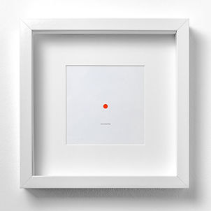 Konzeptkunst von dean.one – neonoranger Punkt in weißem Rahmen