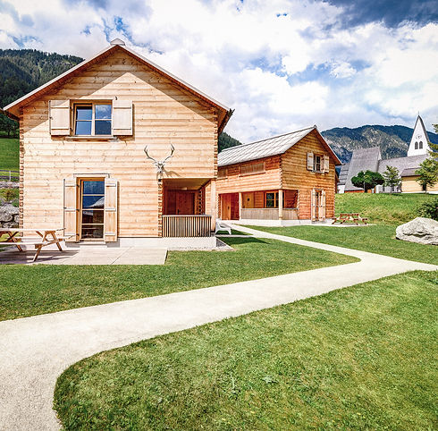 CASALPIN Chalets K und J im Sommer mit Kirche