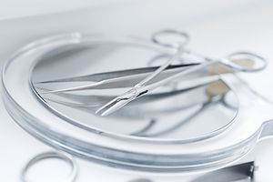 Ästhetische-Plastische-Chirurgie-Aesthetic-Perfection-Konstanz-Ulrike-Then-Schlagau-Ärztin-Praxis-Chirurgie-Schere-Pinzette