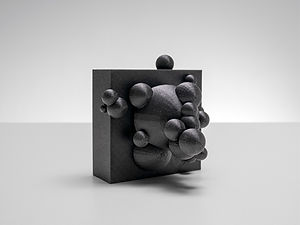 Atmosphere 2.0 von dean.one – schwarzes quadratisches Kunstobjekt mit unterschiedlich großen hervortretenden Kugelformen