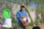 Gustavo Dueñas, cofundador de Nuestra Vida Verde, explica cómo funciona ese baño de compostaje y cómo se pueden reutilizar los desechos humanos para construir un suelo saludable.