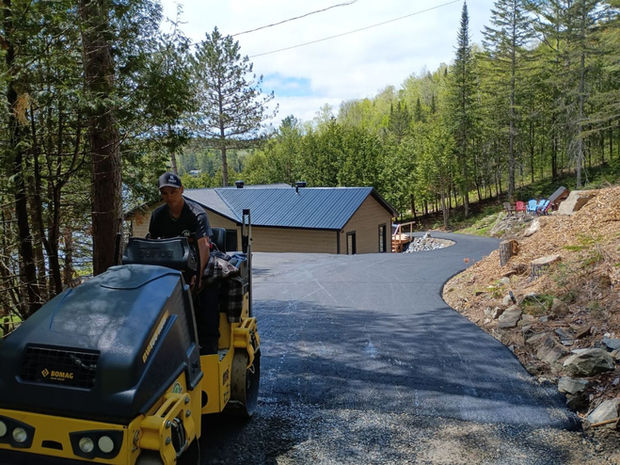 Améliorez l’apparence de votre maison avec notre pavage résidentiel en asphalte de qualité supérieure.