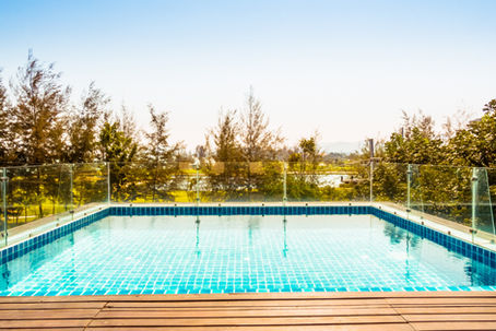 Clôture de piscine en verre : est-ce conforme aux normes au Québec?