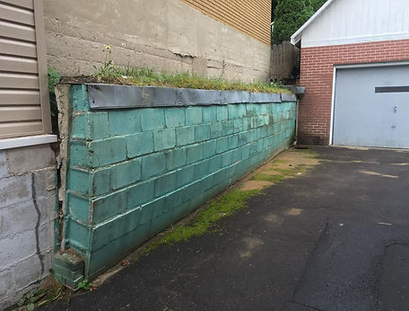 Restauration d'un mur de bloc poussé par la terre