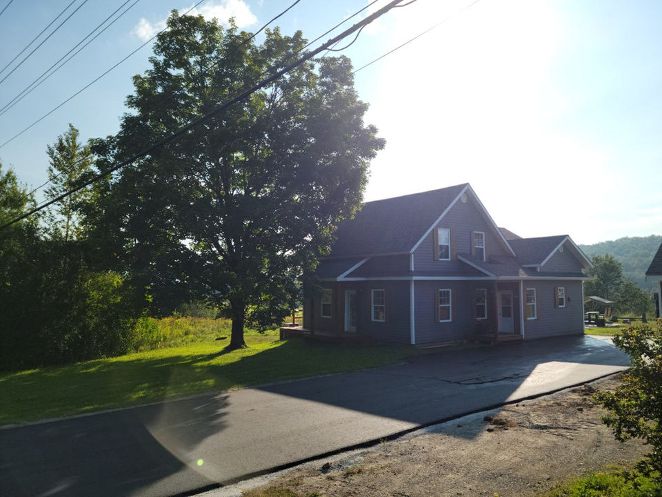 Pavage résidentiel en asphalte dans les Laurentides : allées, stationnements et bordures réalisés avec soin et durabilité.