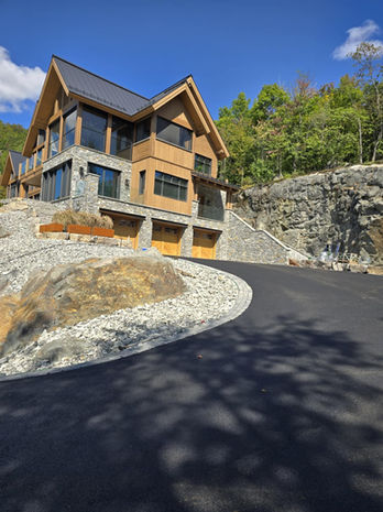 Pavage commercial clé en main : asphalte recyclé, bordures et trottoirs adaptés aux besoins des entreprises.