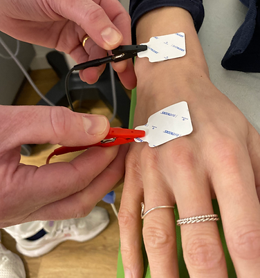 Elektroden werden auf eine Hand geklebt