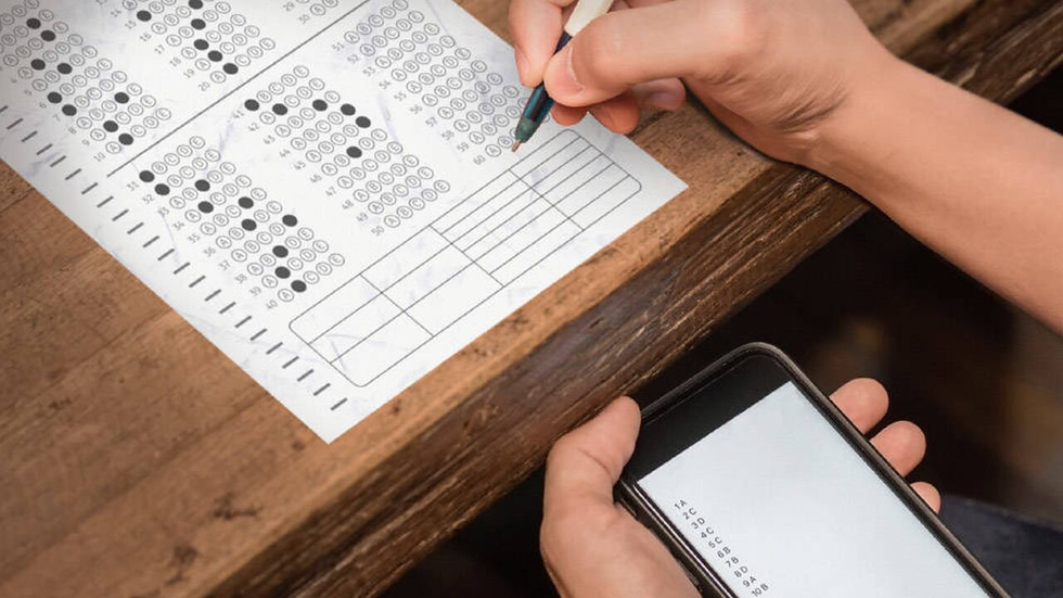Maestros fueron sorprendidos haciendo trampa en examen con su celular